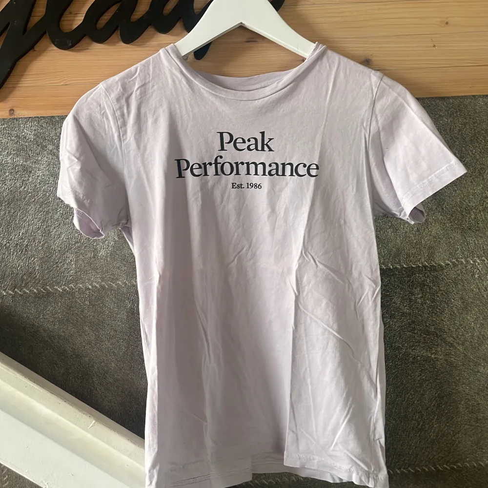 Säljer peak performance t-shirt 💗. T-shirts.