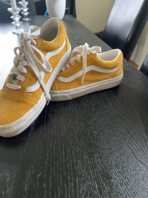 Gula vans - Super fina gula vans skor, andvända några gånger och är väldigt bekväma att gå i🫶🏼