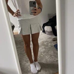 Minikjol - Minikjol från zara i en grå/vit färg