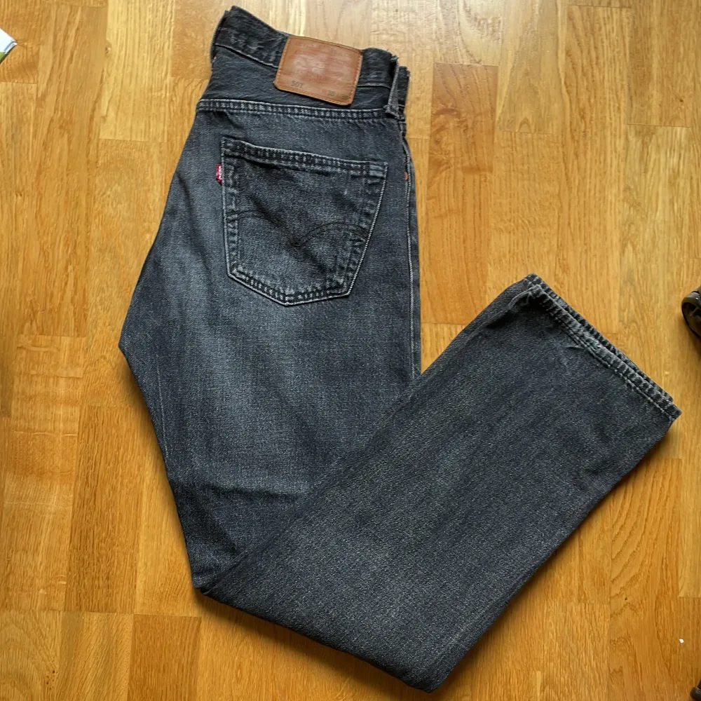 Säljer mina snygga Levis jeans pga att de är för små. Storlek 30/30 pris kan diskuteras!🤙🏽. Jeans & Byxor.