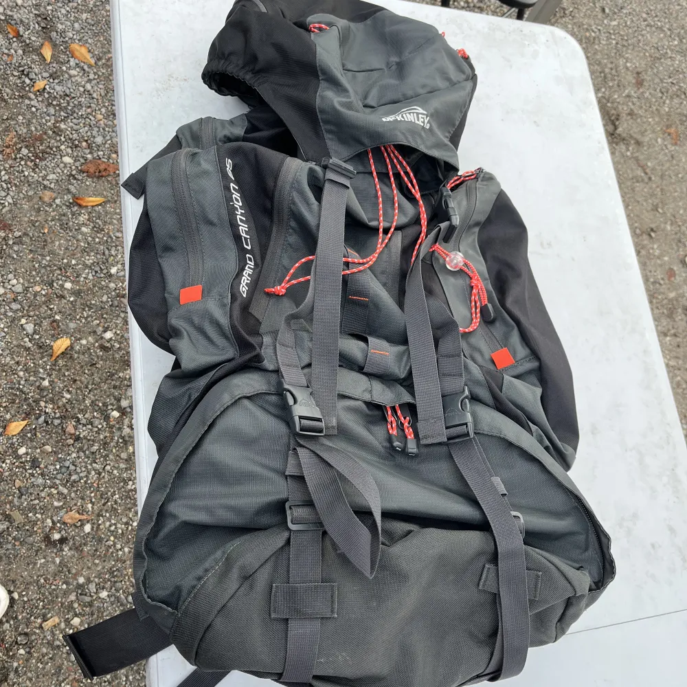McKinley - Grand Canyon 65 L Stor ryggsäck i fint skick med fler fickor. Till vandring, backpacking mm. . Väskor.