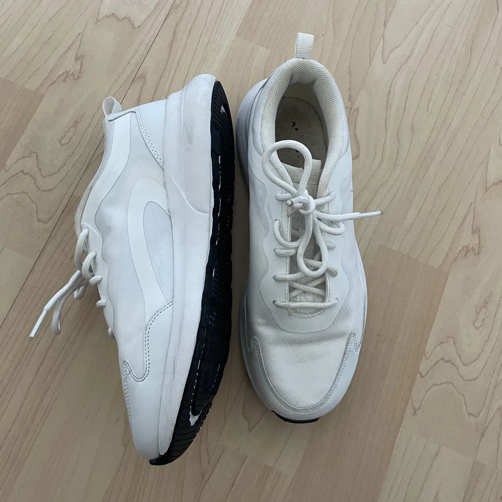 Ett par vita skor, använde dem till träning men köpte nya . Skor.