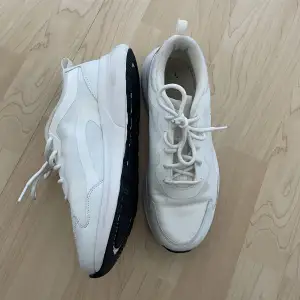 Ett par vita skor, använde dem till träning men köpte nya 