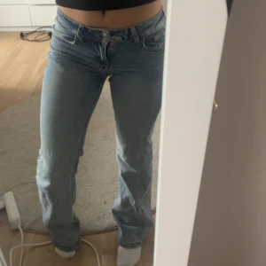 Lågmidjade jeans - Superfina blåa lågmidjade jeans från H&M men köpta här på plick! Använd några gånger. Storlek 34, men passar mig som har 36 med 💕
