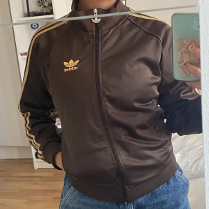 Brun Adidas ZipUp - KAN DISKUTERA PRISET🤎 Säljer min cool adidas kofta!  Står L men passar som S-L