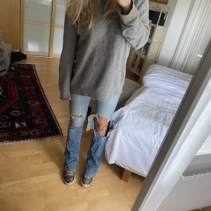 Slitna lågmidjade jeans - Bootcut/raka slitna jeans med slits bak på ena benet. Jag är 170