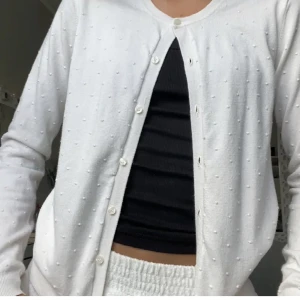 Söt kofta🤍🤩 - Krämvit kofta med små söta prickar på🤭🤍