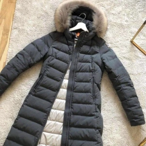 Parajumper jacka - Säljer min fina parajumper jacka  Endast använd en halv vinter i mycket bra skick! man kan ta av och på pälsen på luvan, storlek S mer frågor om storlek eller passform så skriv!🥰 inga skador på jackan utan är som ny vid snabb affär kan jag sänka priset 🥰