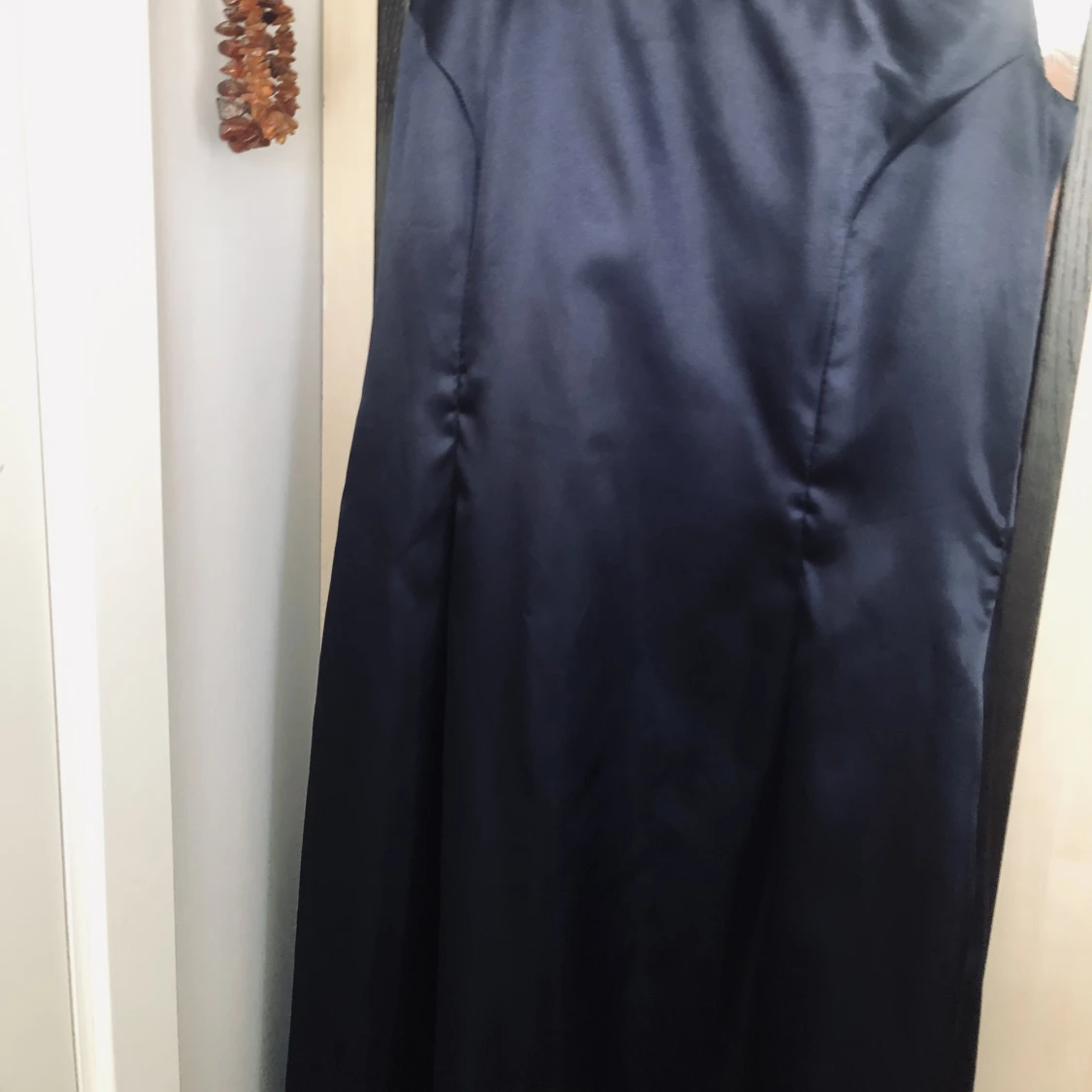 Mörkblå, Sömmerskesydd långklänning i tafftliknsnde tyg.  - 91