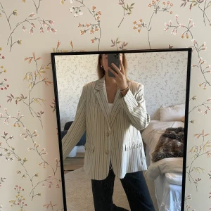 Randig blazer  - Säljer den här randiga beigea blazern från Hanna Schönbergs kollektion för nakd. Den är använd vid ett tillfälle. Säljer då den inte kommit till användning. Nypris var 799 😊