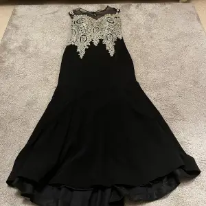 Den vackraste mest eleganta klänningen som passar så fint till en bröllop, bal o så vidare❤️❤️ svart med ett så vackert mönster vid överdelen, skulle säga att färgen är silver och champagne❤️❤️38-40 passar en M och en L