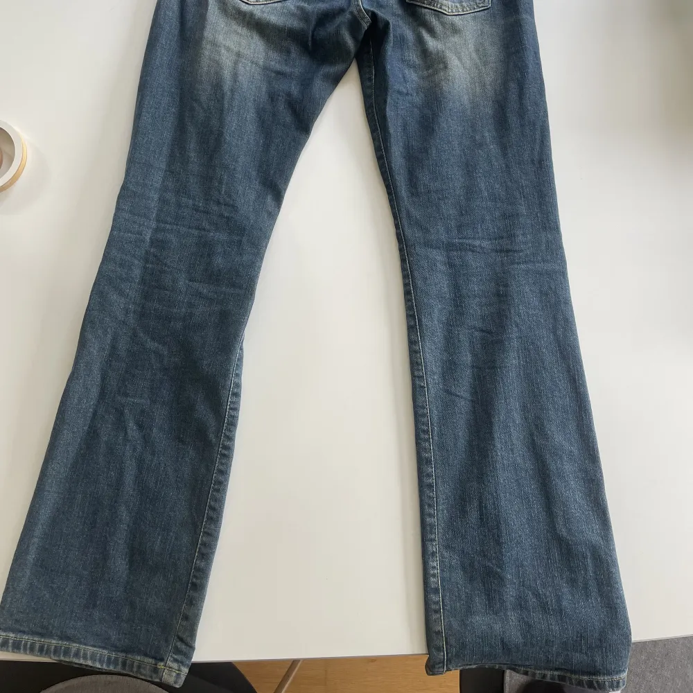 Säljer mina fina lågmidjade Crocker jeans i bootcutmodell då dom inte används längre. Perfekt skick! Innerbenslängd: 75cm, midjemått (rakt över): 39cm. Jag skulle säga att midjan är som en 26/27 inte 29. Möts upp i Sthlm, annars står köparen för frakten💜💕. Jeans & Byxor.