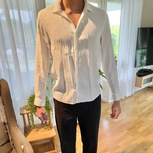 Vit skjorta  - Skön ledig skjorta från Zara i storlek L. 