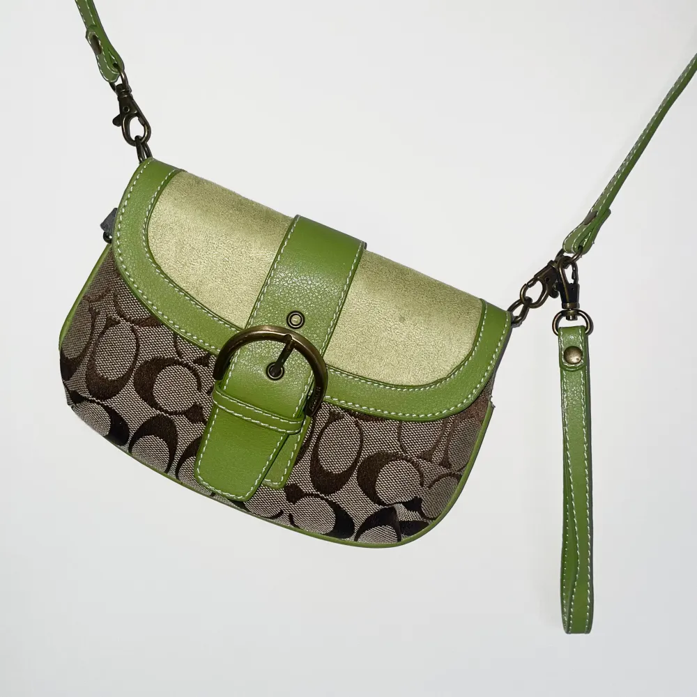 Coach väska i perfekt skick och fin grön färg! . Väskor.