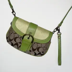 Coach väska i perfekt skick och fin grön färg! 