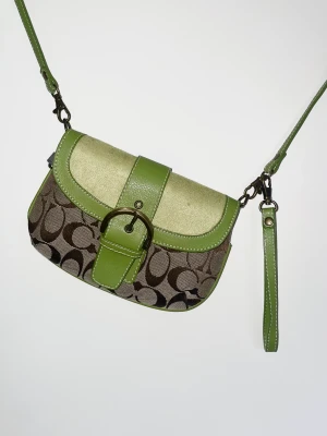 Coach väska - Coach väska i perfekt skick och fin grön färg! 