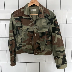 Jeansjacka army  - Jeansjacka från Gina Tricot i militärmönster. Stl M