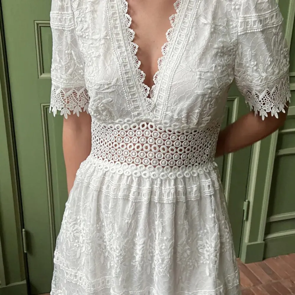 Lace mini dress från Gina tricot. Väldigt fin klänning med snygga spetsdetaljer. . Klänningar.