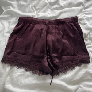 pyjamasshorts - säljer dessa pyjamasshorts i lila/vinröd färg. silkesaktigt material! ❤️‍🔥supersköna och i toppenskick då de är använda 1-2 ggr. 