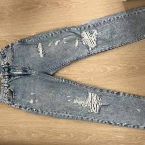 Jeans med många hål, andvände många gånger men inget fel på dom.