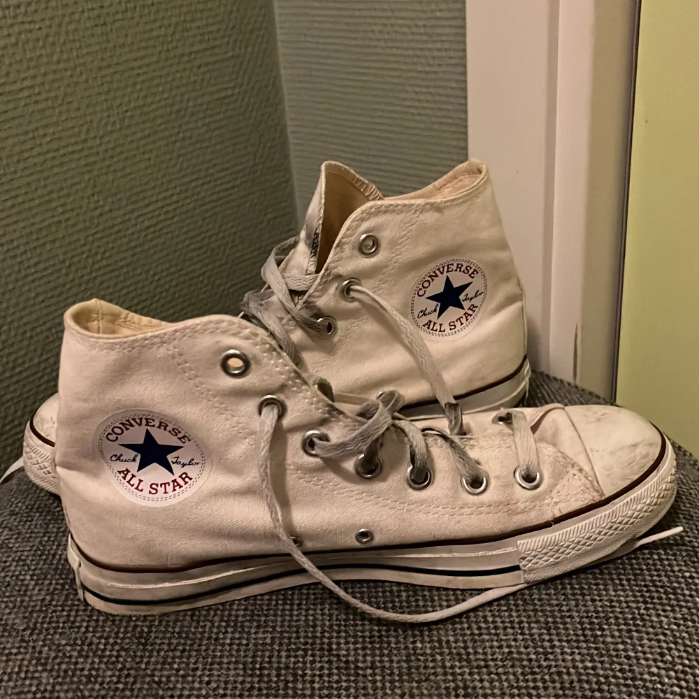 Vita converse som är använda men ändå i bra skicka. Efter rengöring blir de som nya. Liten skada vid hälen på vänster skor (se bild 3) men det är inget som påverkar skona och det kannor syns.. Skor.