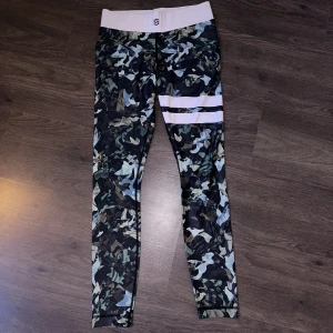 Träningsbyxor  - Mönstrade träningstights från Stronger.   Rensar ur min garderob just nu🌼 Kika och se om du ser något mer i min profil som du gillar så skickar jag med det till dig också!😊 Fler kläder kommer! 