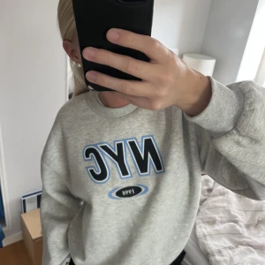 Sweatshirt  - Sweatshirt med tryck från Gina tricot, storlek S