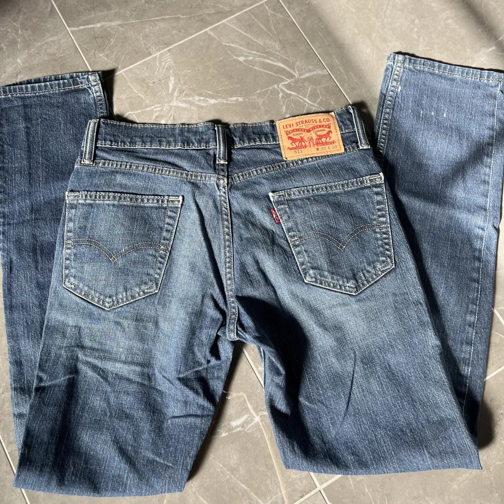 jätte fina lågmidjade jeans från levi’s som jag säljer för dom är förstora för mig och har därför bara testat dom, dom är stl 30/30 i jeans stl💕 kan tänka mig att gå ner i pris lite eftersom dom har små färg fläckar, om ni har nåra andra frågor hör av er💕. Jeans & Byxor.