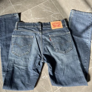lågmidjade jeans  - jätte fina lågmidjade jeans från levi’s som jag säljer för dom är förstora för mig och har därför bara testat dom, dom är stl 30/30 i jeans stl💕 kan tänka mig att gå ner i pris lite eftersom dom har små färg fläckar, om ni har nåra andra frågor hör av er💕