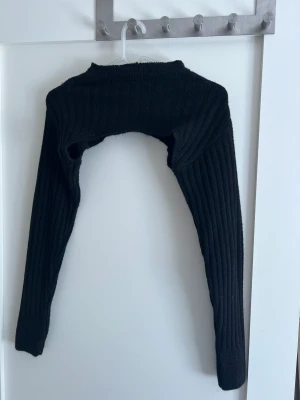 Kofta/accessoar - En liten kofta som är super fint att ha tillsammans med en tub topp/ tub klänning. Super fin detalj. Knappt använd. 