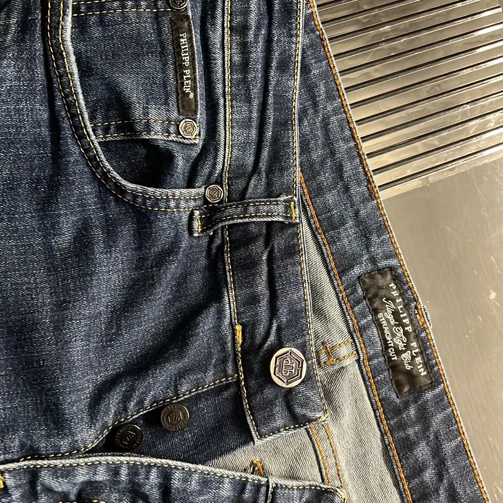 Straight phillip plein jeans, inga skador. Fler bilder kan skickas om man är intresserad. Midja:31/32 längd:32. Farkut & Housut.