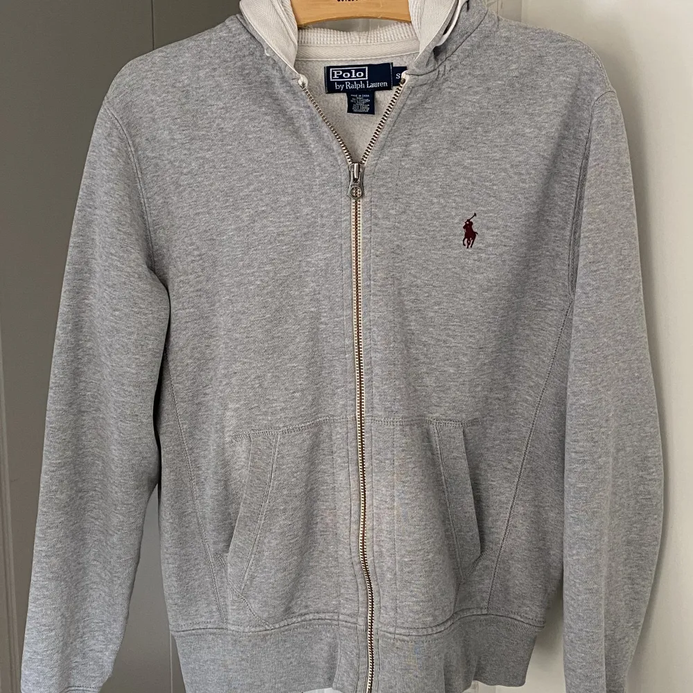 En zip hoodie från ralph lauren. Har haft den i ca 4 månader men inte kommit till användning. Skicket är 8,5/10 sparsamt använd.. Hoodies.