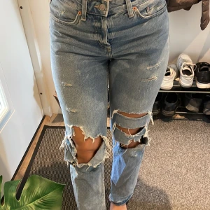 Jeans - Säljer dessa ljusblå jeans. Modellen är boyfriend jeans och low waisted