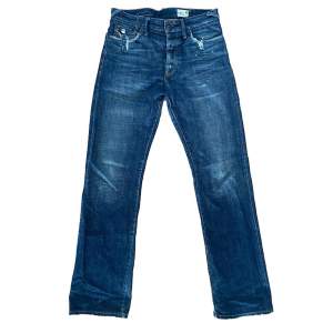 Vintage Selvedge g-star jeans. Sitter rakt/ löst.  Cond: vintage  Kan skicka bild på passform Sitter runt 30/32 
