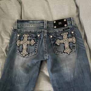 jättesnygga miss me jeans med kors på bakfickorna 🙏 storlek 28. tryck gärna köp nu 