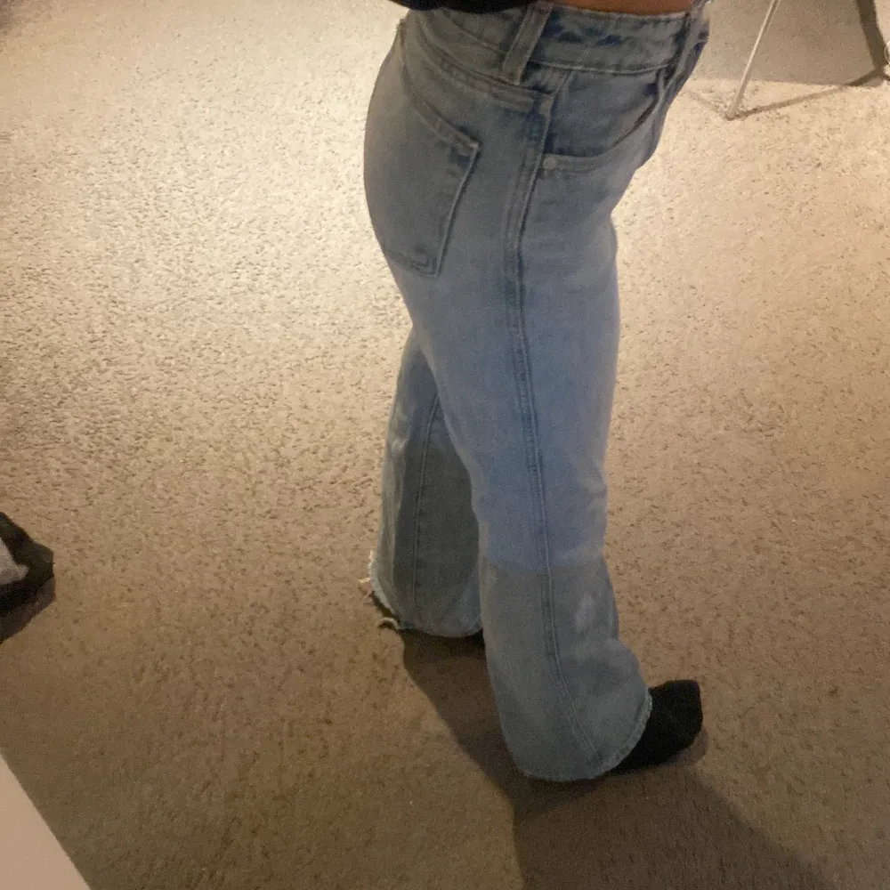 Bootcut jeans från Weekday som ändast är lite slitna vid hälarna då dom har varit lite för långa på mig. Ny pris 500kr säljer för halva priset. Mid waist . Jeans & Byxor.