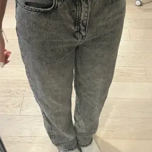 Barn jeans från Gina Tricot i storlek 152. Har använt dem typ 4 gånger 