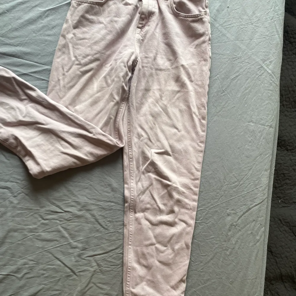Gulliga rosa jeans i straight modell från mango. Tycker dessa är så söta för att få en färgglad outfit men säljer för att dom tyvärr inte passar. Midjemått: 70cm, Längd: 89cm. Använder köp nu och katt finns i hemmet!. Jeans & Byxor.