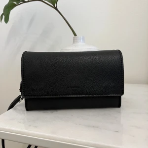 Don Donna väska - En Don Donna väska i nästan nyskick, knappt använd. Den har tre stora innerfack plus flera småfack och ett för kort. Axelbandet är justerbart🤍 Längd: 20 cm, Höjd: 13 cm