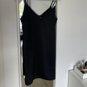 Klänning - Svart snygg klänning från H&M i storlek S💕