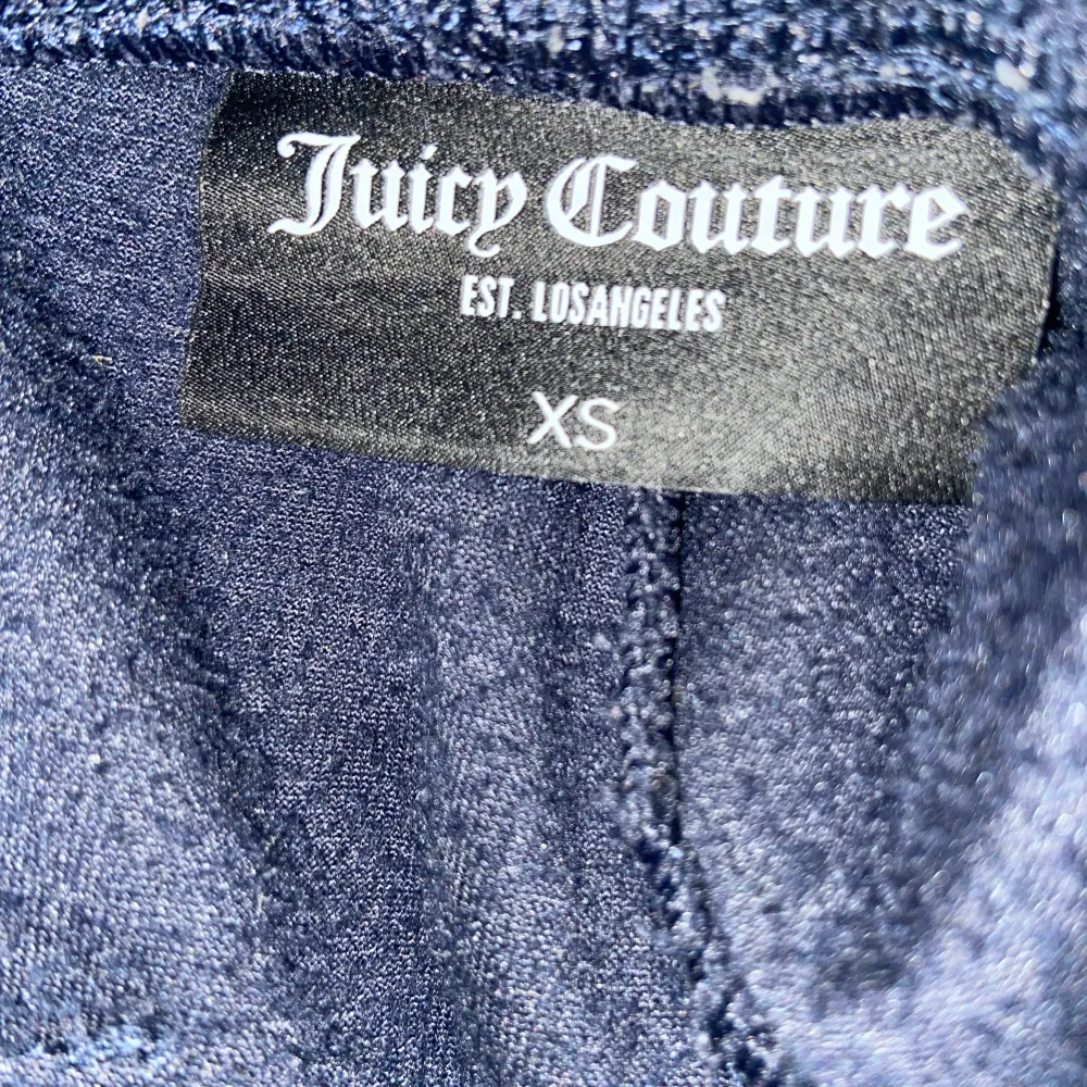 Säljer dom har juicy byxorna i färgen night sky på grund av att jag inte använder dom mycket, bra skick inga fläckar och inte använda alls mycket. Pris går att diskuteras!. Jeans & Byxor.