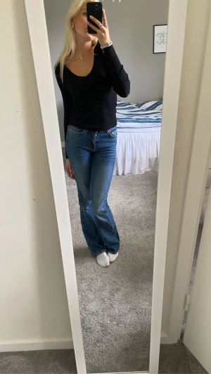 Blåa jeans  - Skit snygga blåa bootcut jeans från Gina💕