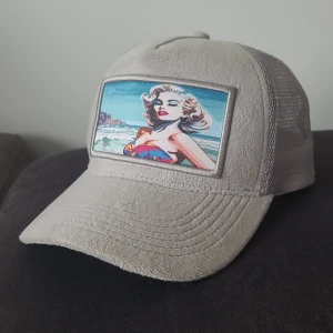 Revenite keps - Hej, säljer min revenite keps. Sommaren är slut och den kom inte till så mycket användning för det var ju ingen sol🤕. Priset är förhandlingsbart🔥