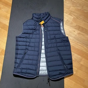 Parajumper väst - Parajumper väst. Köpt för 280”, nästan oanvänd. Storlek L (män). Säljer för 1700. Pris går att diskutera. Hör av er vid intresse!