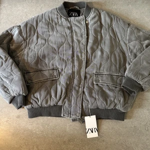 Zara quilted bomberjacka  - Quilted bomber jacka från Zara. Storlek xs, har endast provat den! 