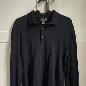 Pikétröja - Tja, säljer en marinblå pikétröja från Hm i strl S. Köpt i våras och endast använd 1 gång.  Inga märkbara tecken på användning. Kan tänka mig diskutera priset! Vid flera funderingar, hör av dig:) 
