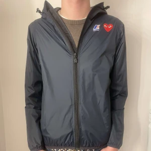 Cdg jacka - Tja säljer nu min sjukt snygga Cdg jacka i väldigt fint skick. Hör gärna av dig vid frågor och funderingar😀