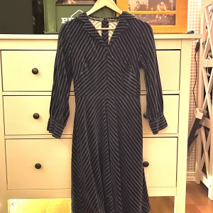 Velourklänning vintage - Knälång velourklänning som är blå och vitrandig. Hemmasydd tror jag med väldigt fint gjord. Perfekt för höstens middagar! 