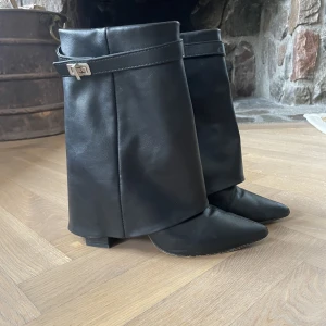 Svarta boots - Svarta boots i bra skick. Använts några få gånger. 