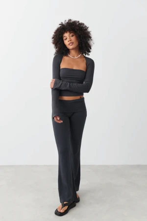 Yoga pants  - Säljer dessa super snygga mörkgråa yoga pants från Ginatricot ,har aldrig använt dom och säljer dom för att råka köpa fel storlek, nypris 359 kronor 